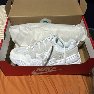 brand new women’s nike tech hera sz 8.5
